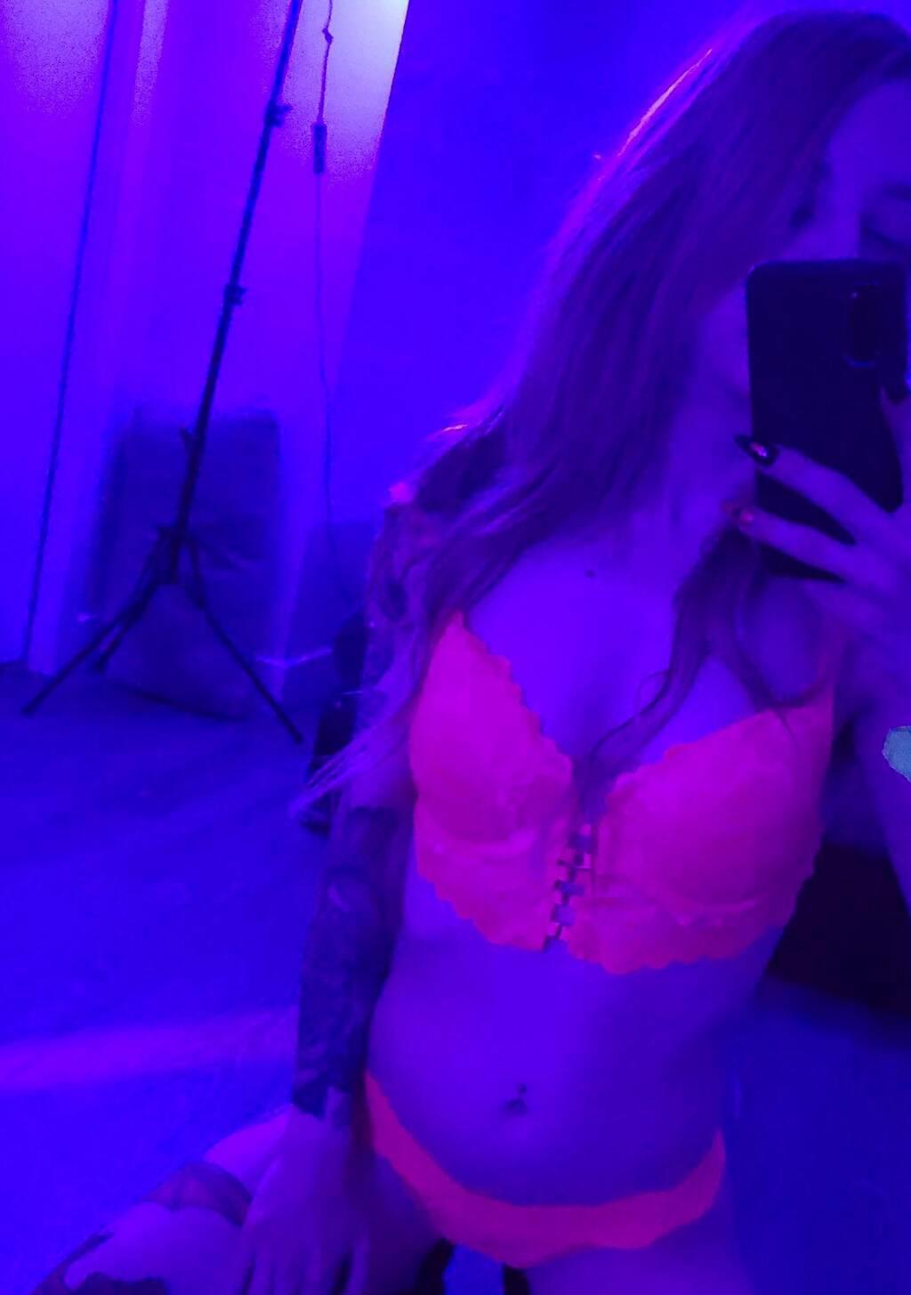 Fit, petite blonde ready to play!! Xoxoxo