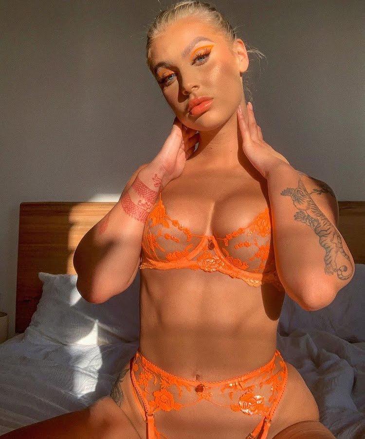 Escort available for hook 👅👅👅
