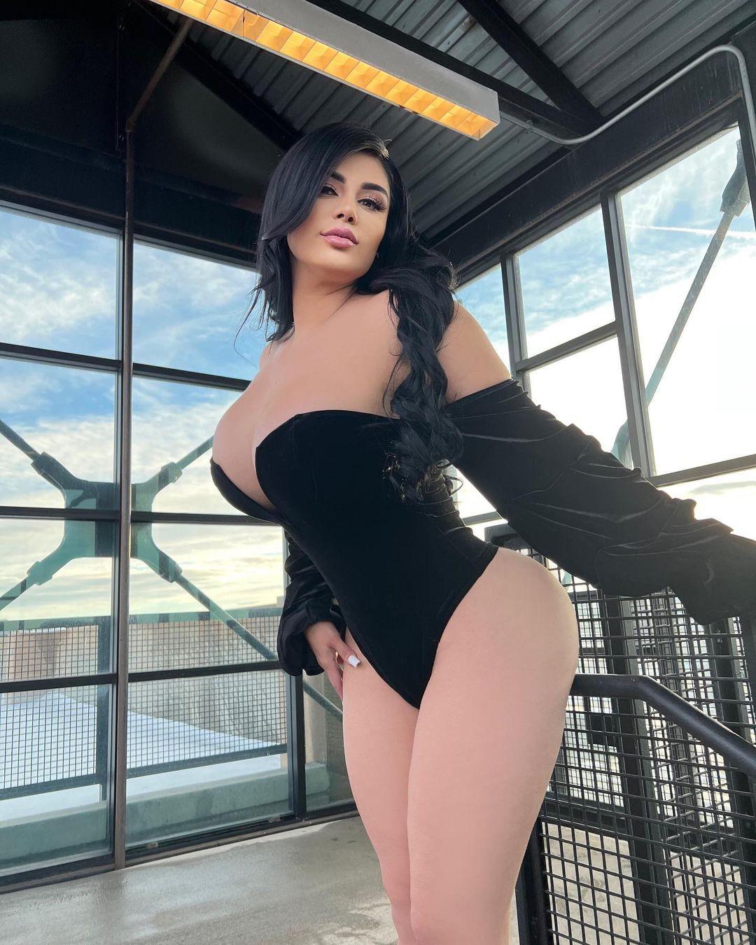 ESCORT AVAILABLE FOR HOOKUP