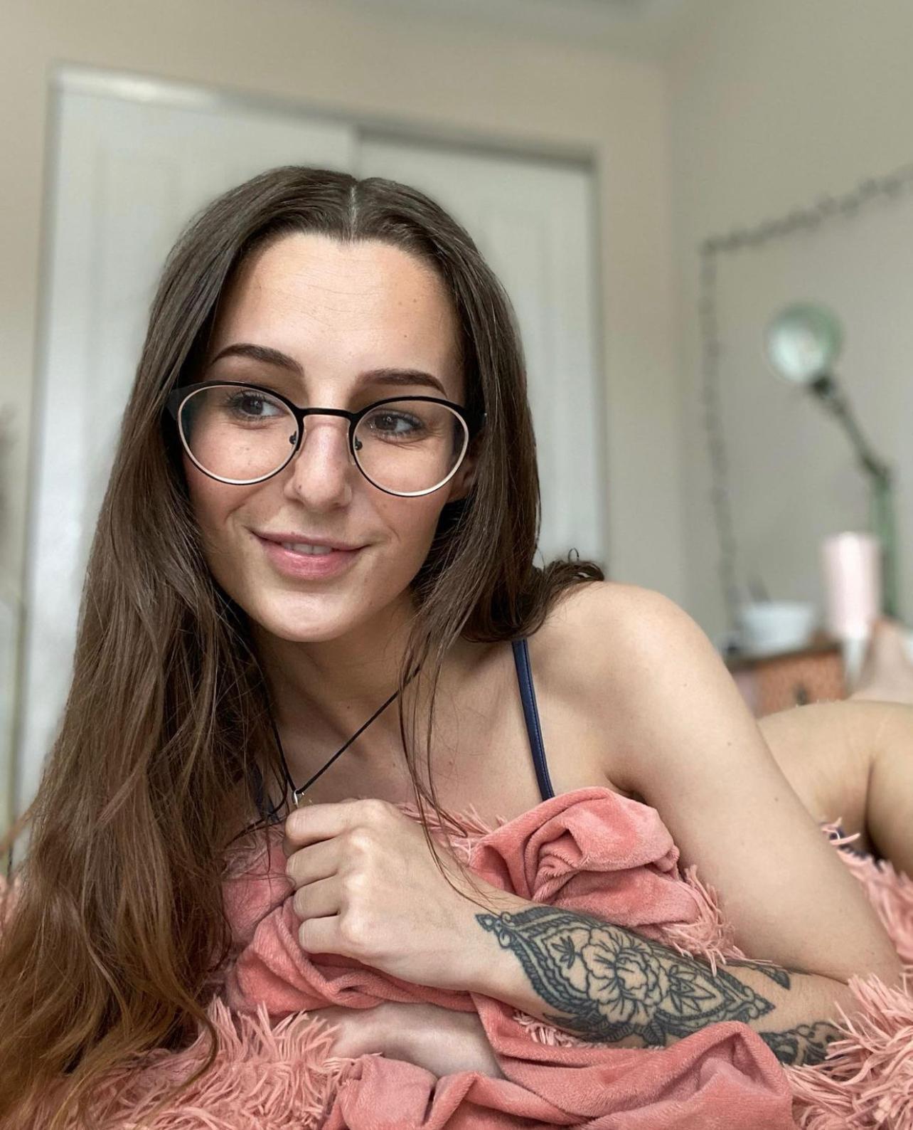Are you stressed and need Some hot reliever? I’m a horny mature girl