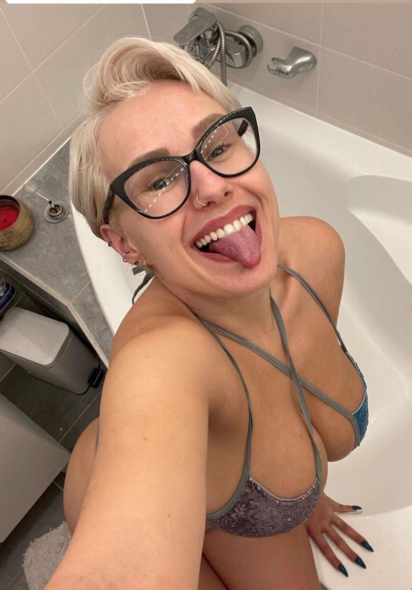 I’m available for meetup both incall and outcall