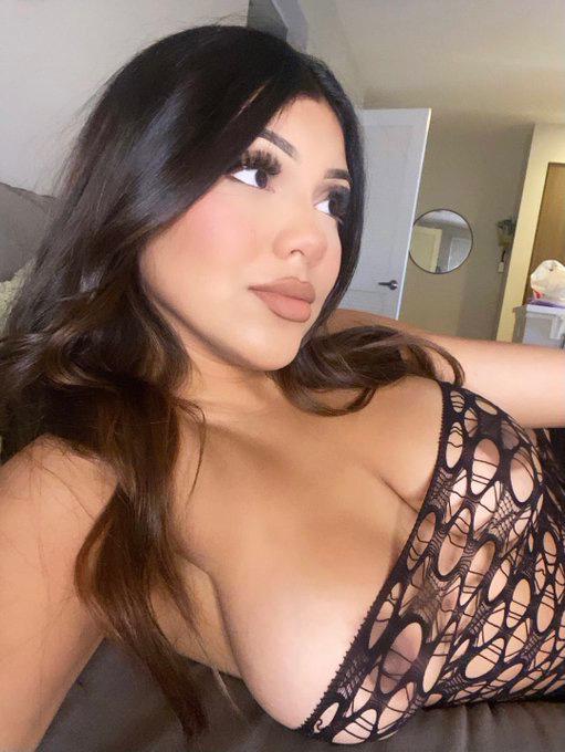 HEY HANDSOME.COMMON LETS HAVE FUN 🤤😋💦 .IM AVAILABLE💦🤤