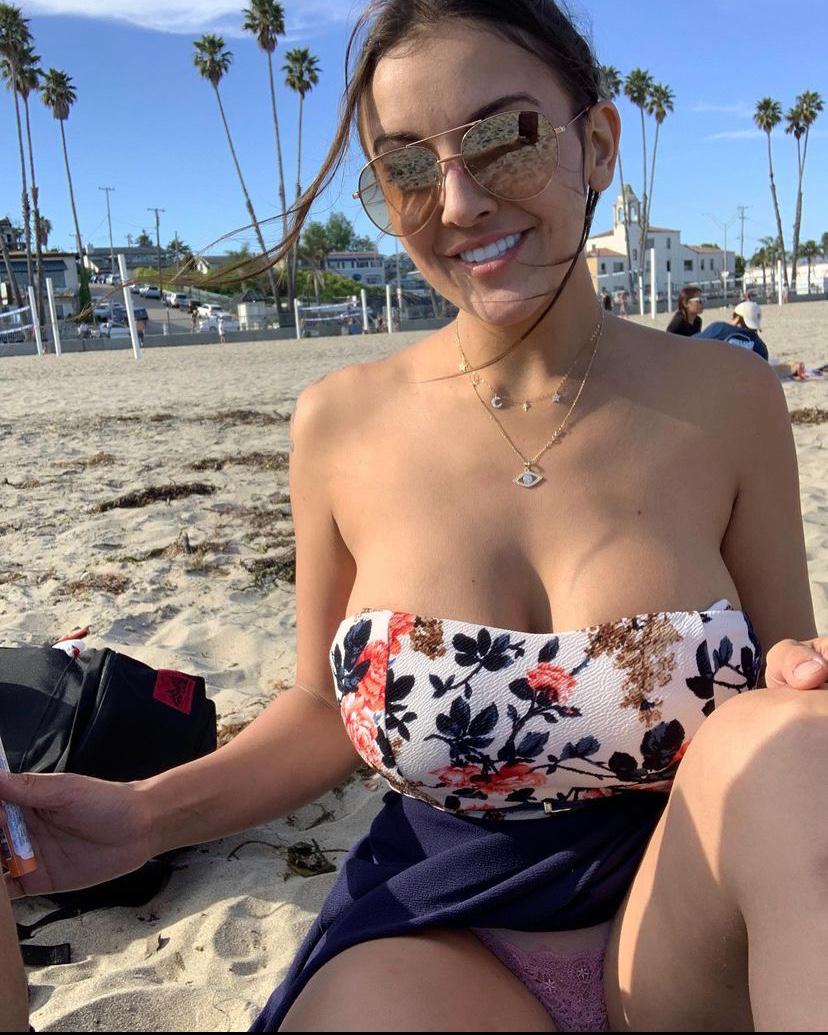 Escort Available for HookUp