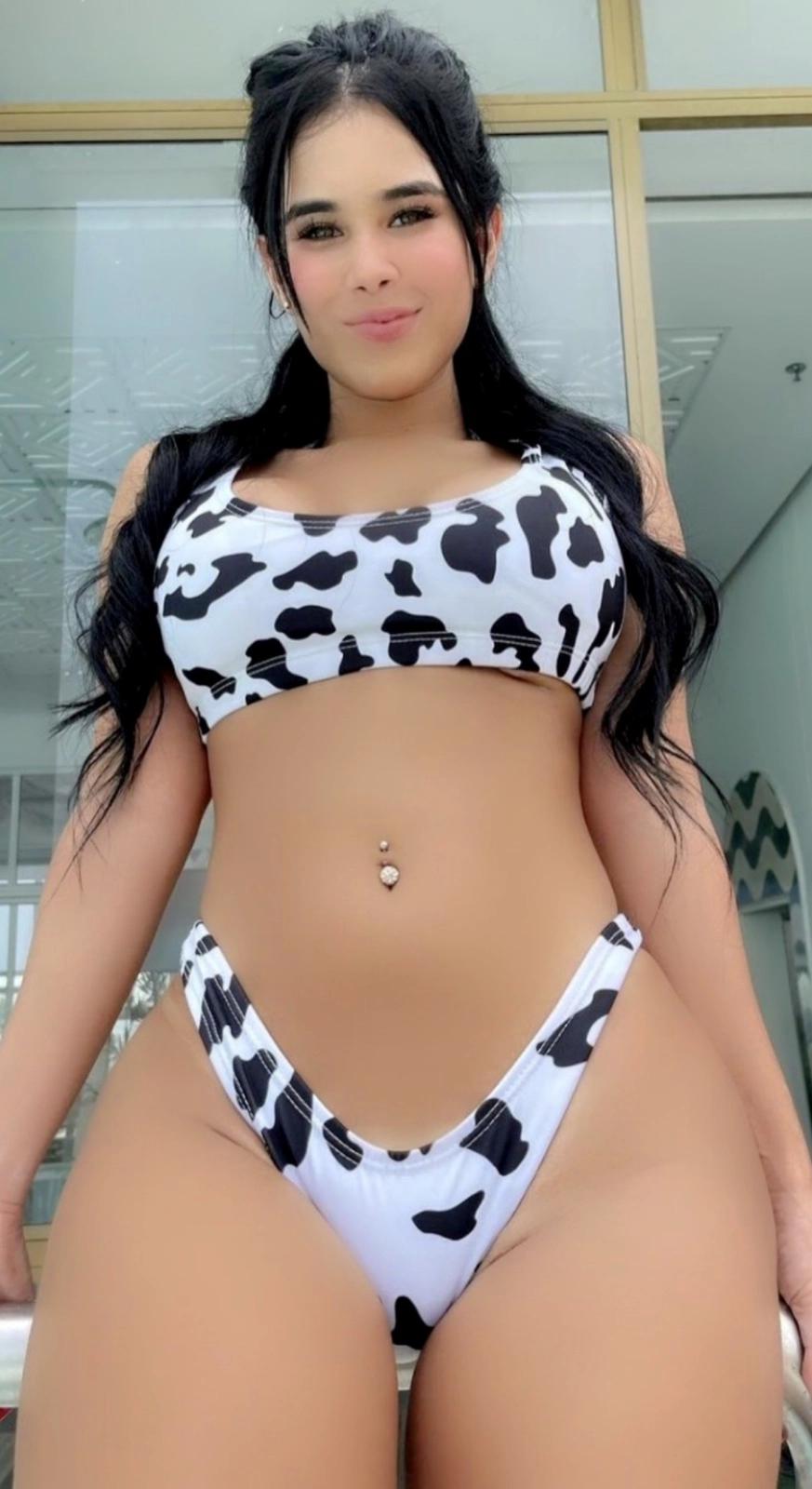 COME HAVE AN UNFORGETTABLE MOMENT WITH ME