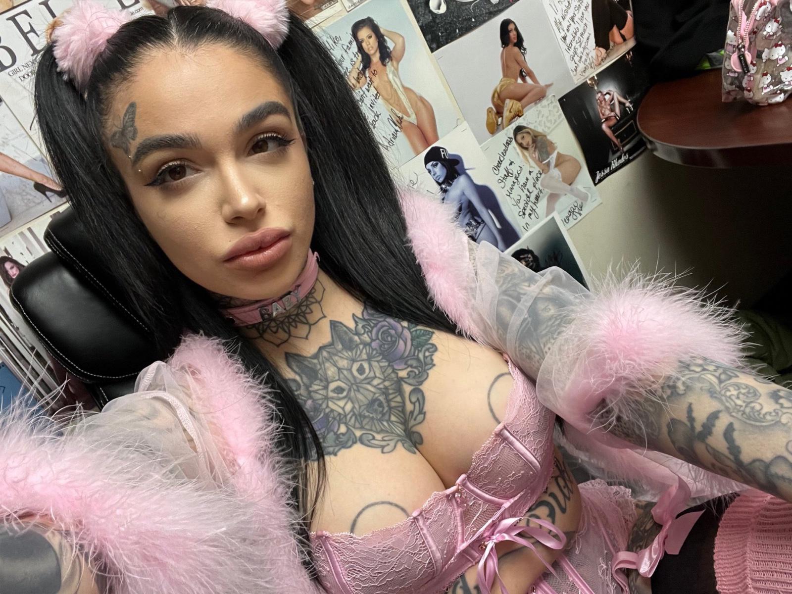 AVAILABLE FOR HOOKUP 🥰🍆🍑💦