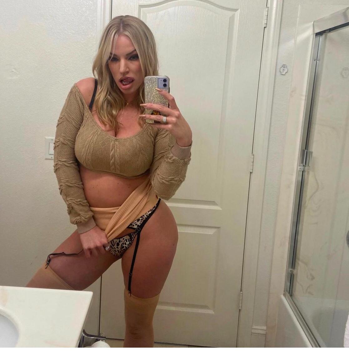 Hot sexy juicy Jessy available to satisfy you 👅🍑🍆
