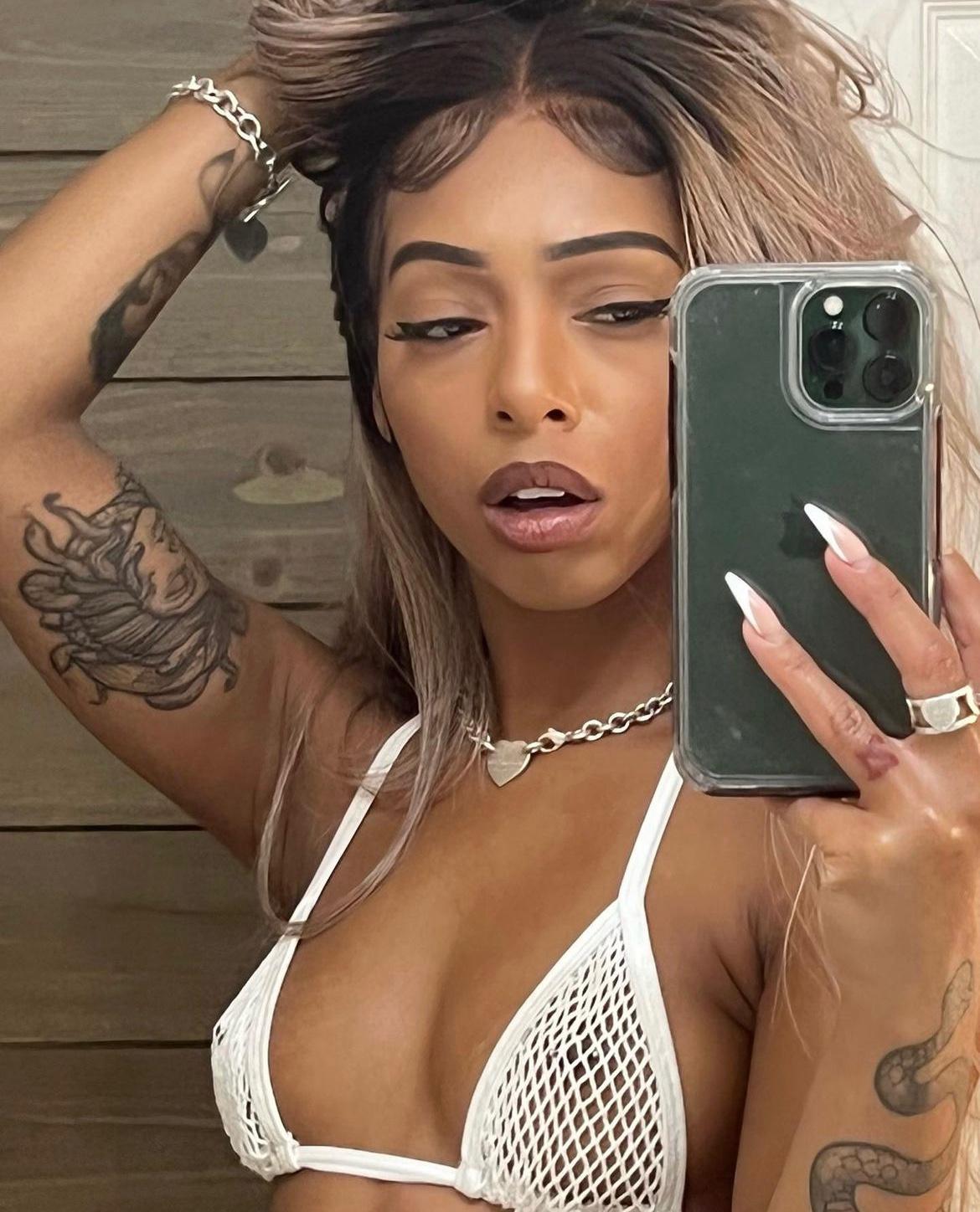 I’m Available To Fuck Anytime Add me On SC:Miaa_2426