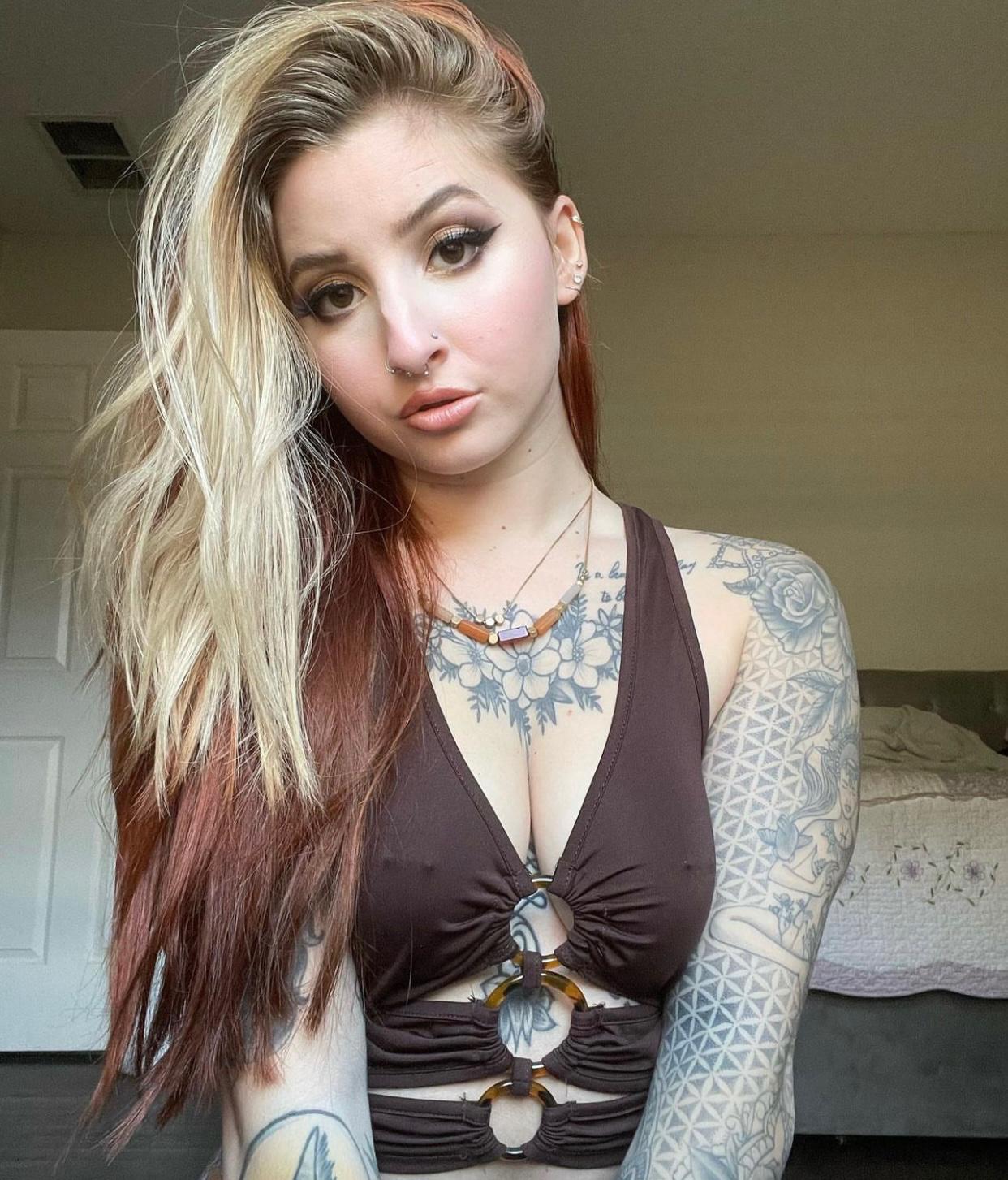 HOOKUP SEX AND SELL DRUGS😘😘😍😍